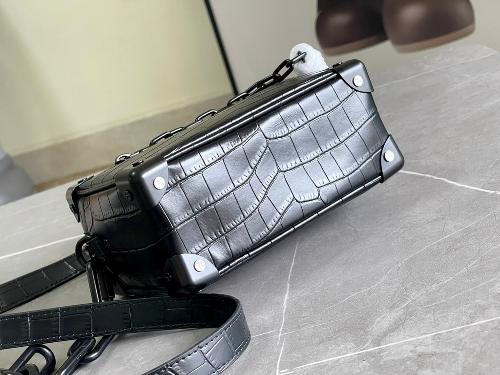 LV MESSENGER BAG