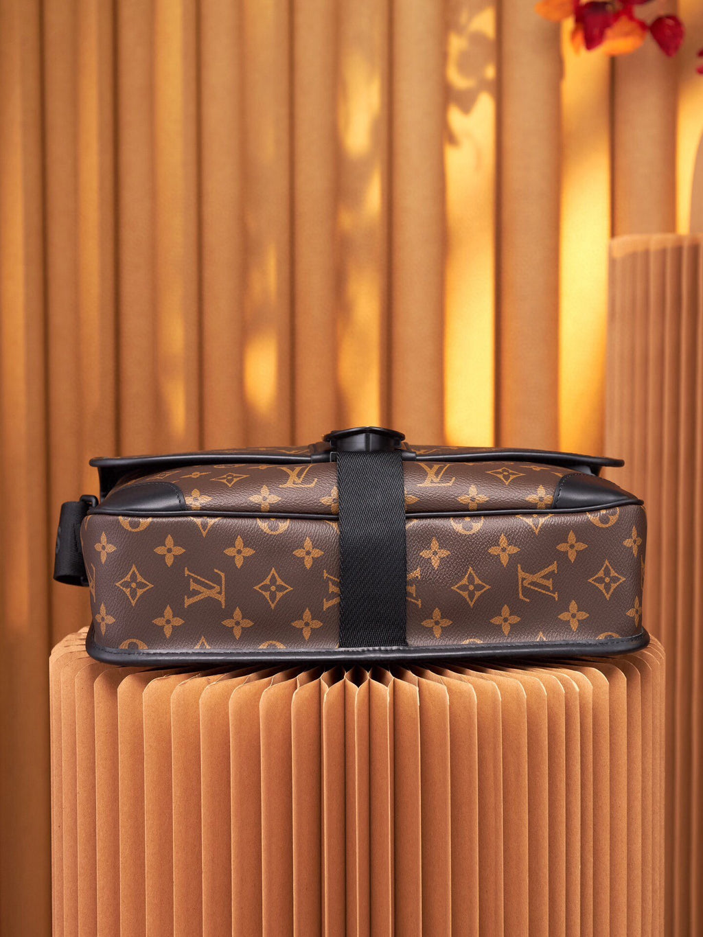 LV MESSENGER BAG