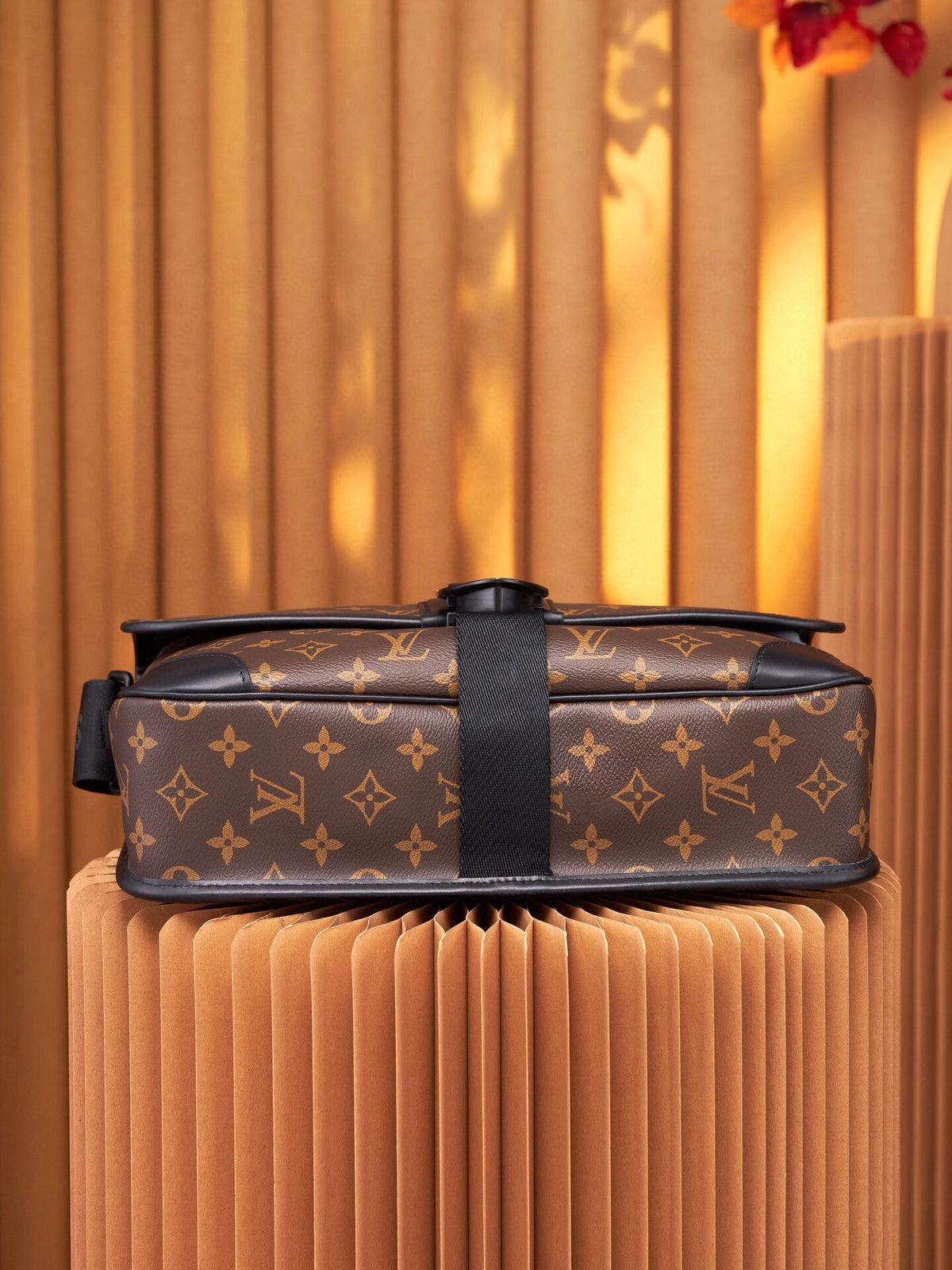 LV MESSENGER BAG