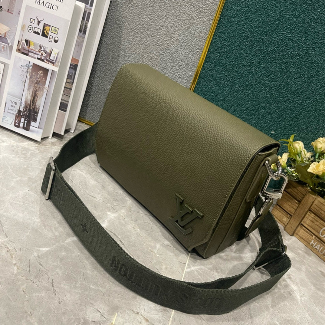 LV MESSENGER BAG