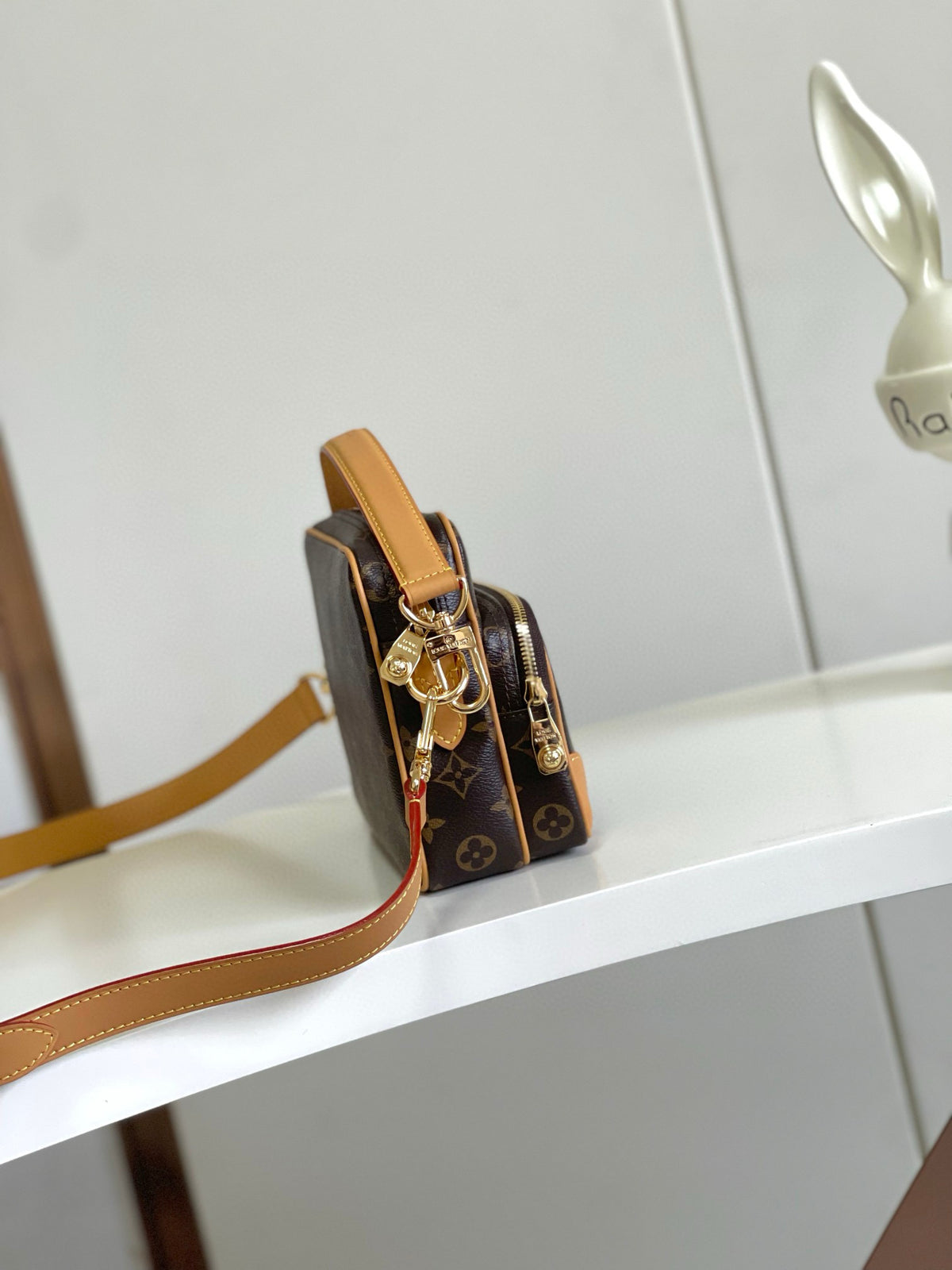 LV MESSENGER BAG