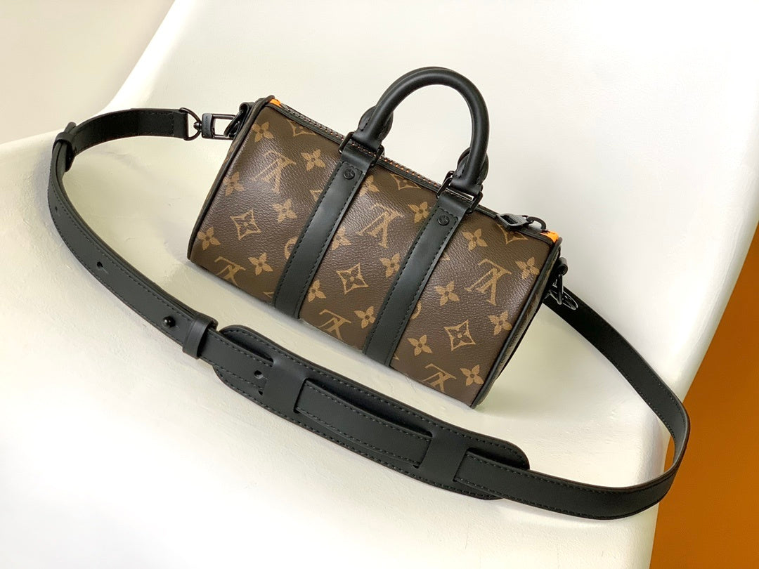 LV MESSENGER BAG