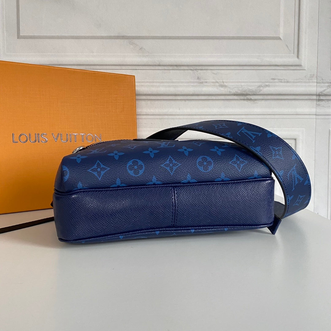 LV MESSENGER BAG