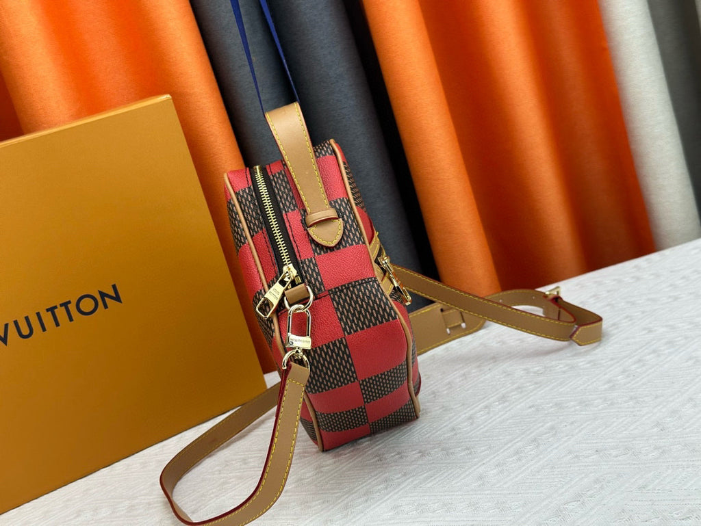 LV MESSENGER BAG
