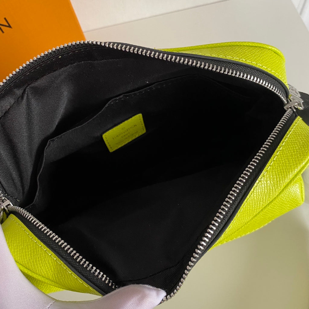 LV MESSENGER BAG