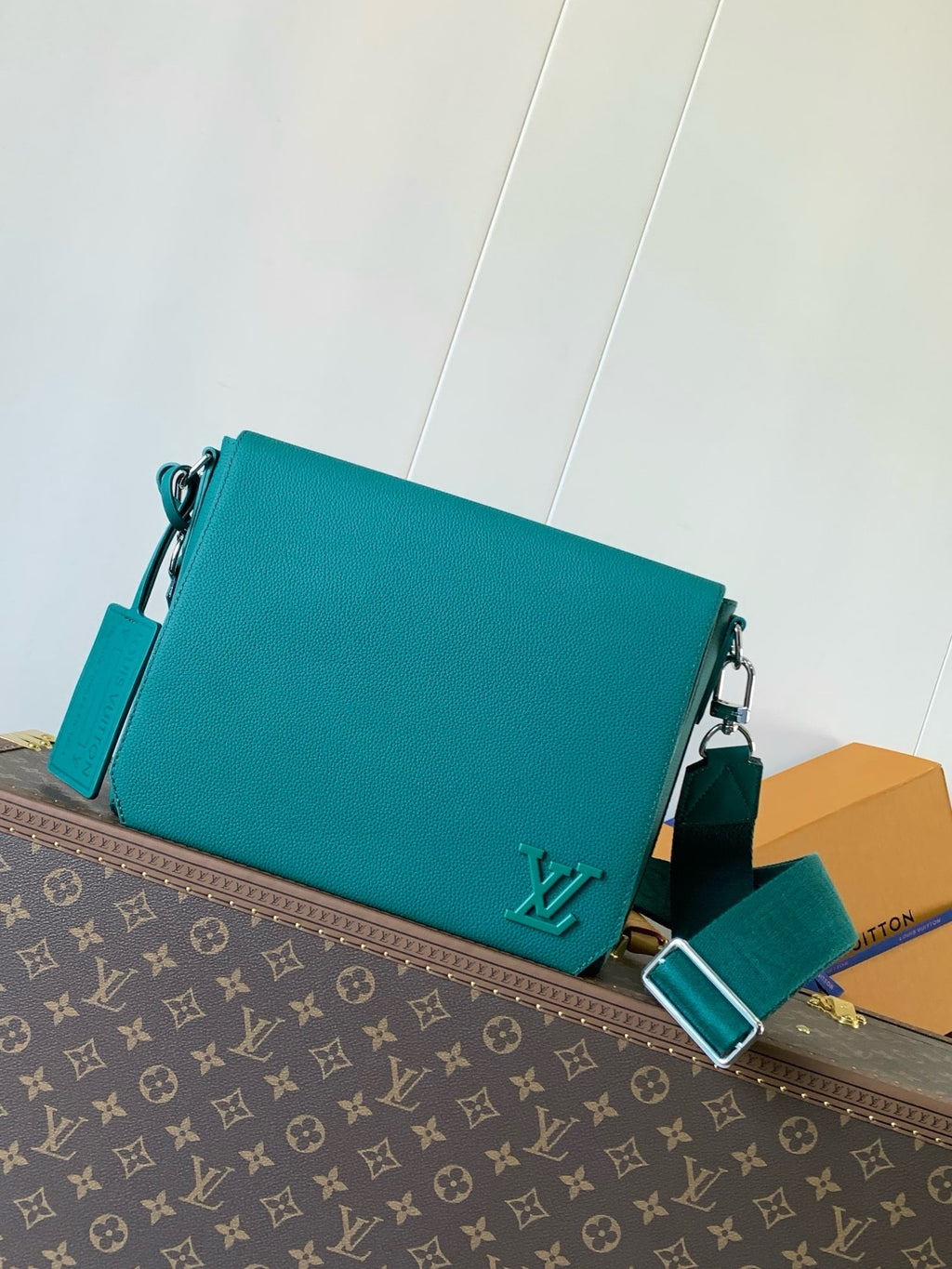 LV MESSENGER BAG