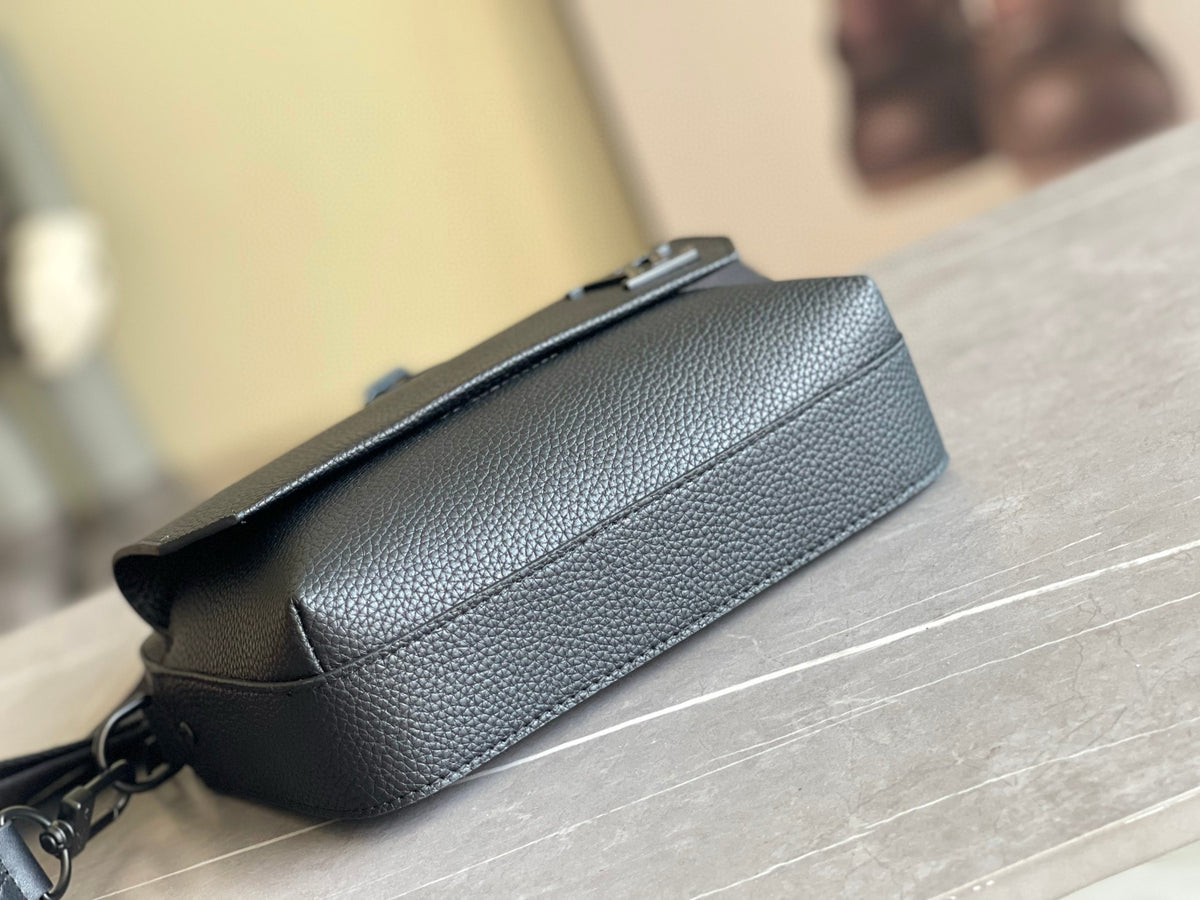 LV MESSENGER BAG