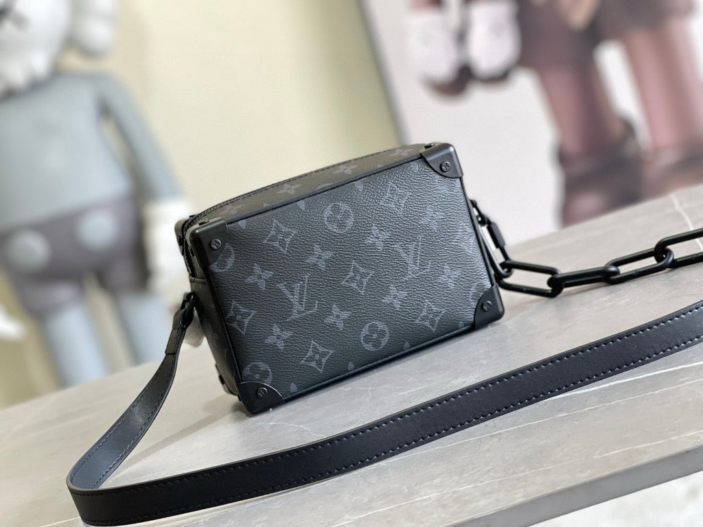 LV MESSENGER BAG
