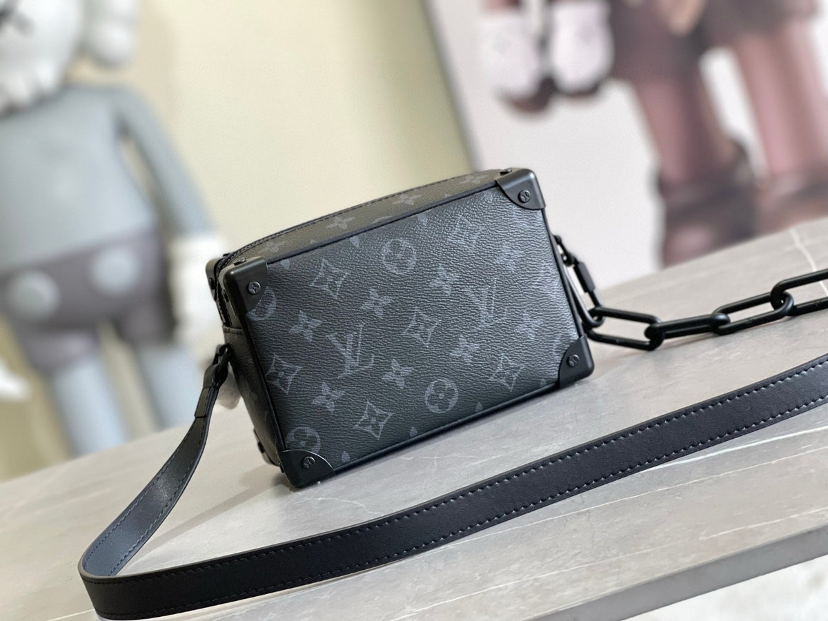 LV MESSENGER BAG