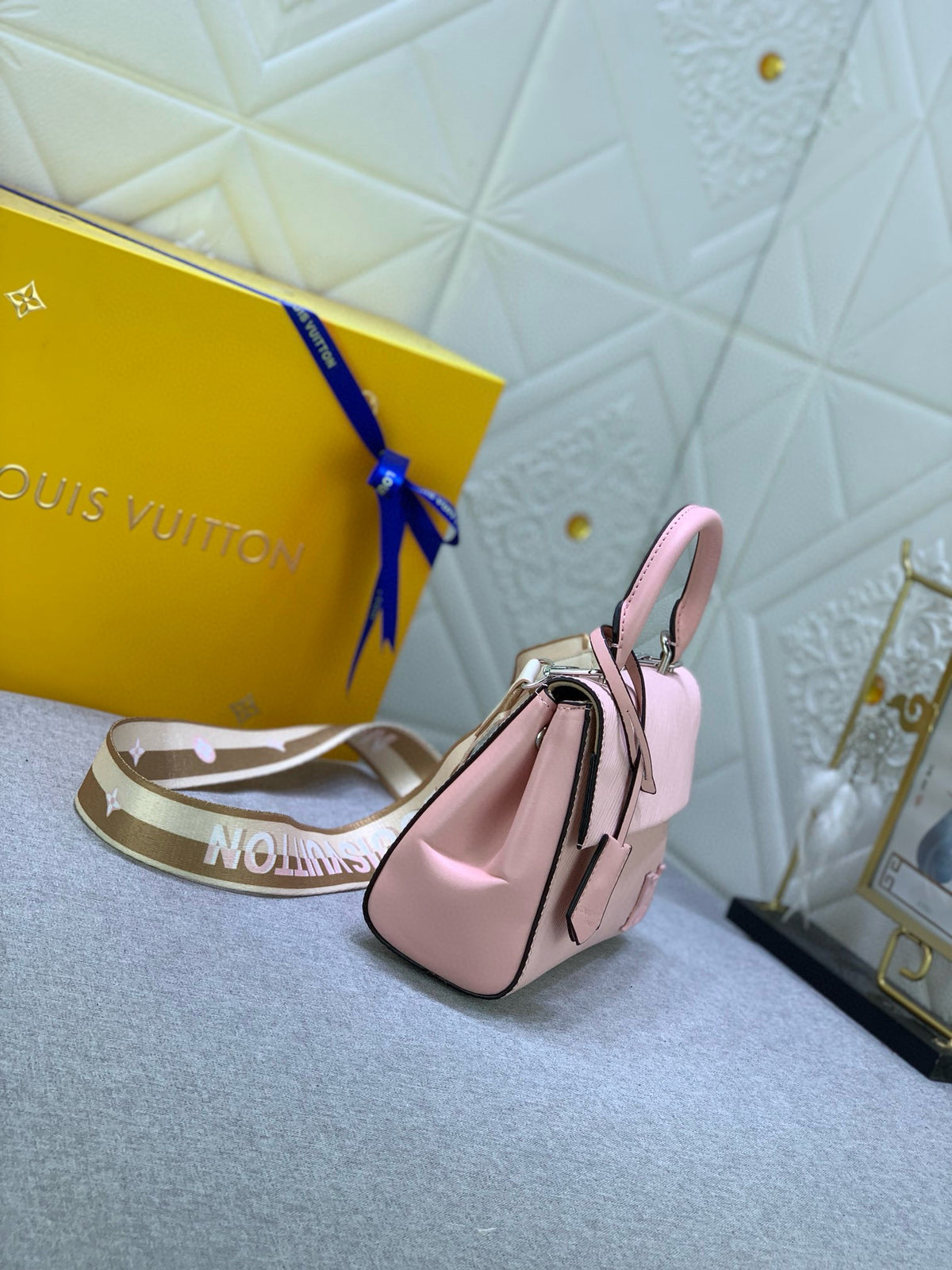 LV WOMENS BAG