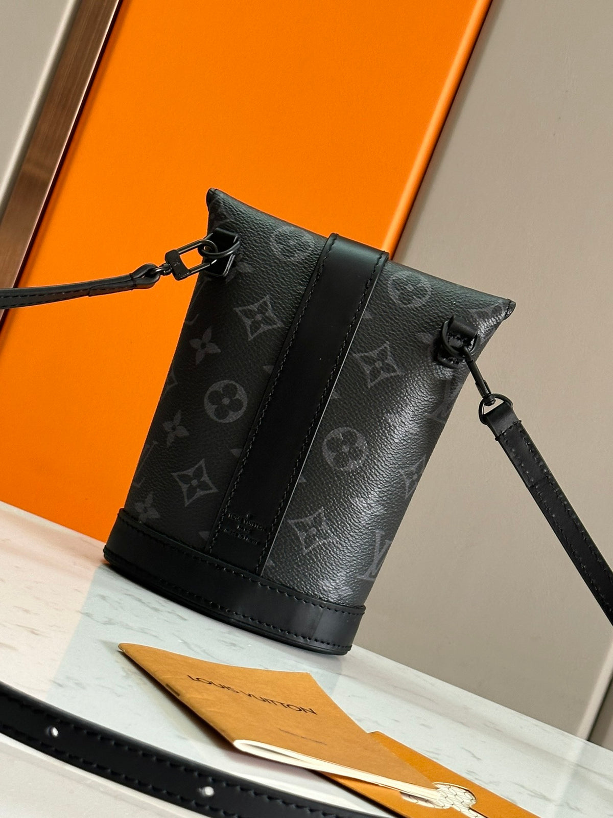 LV MESSENGER BAG