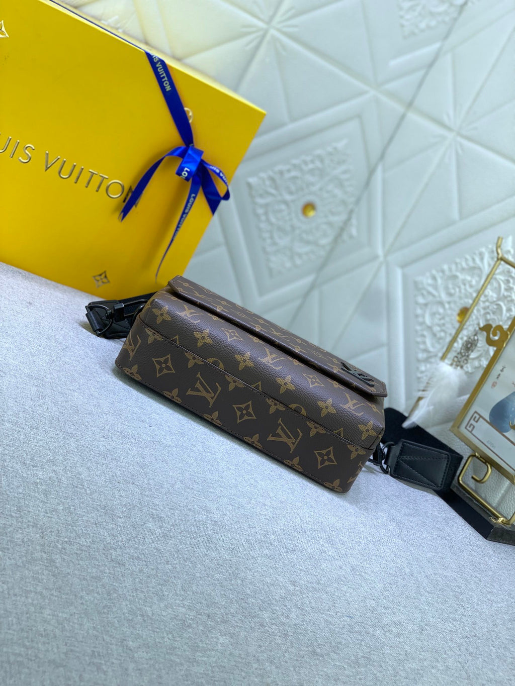 LV MESSENGER BAG
