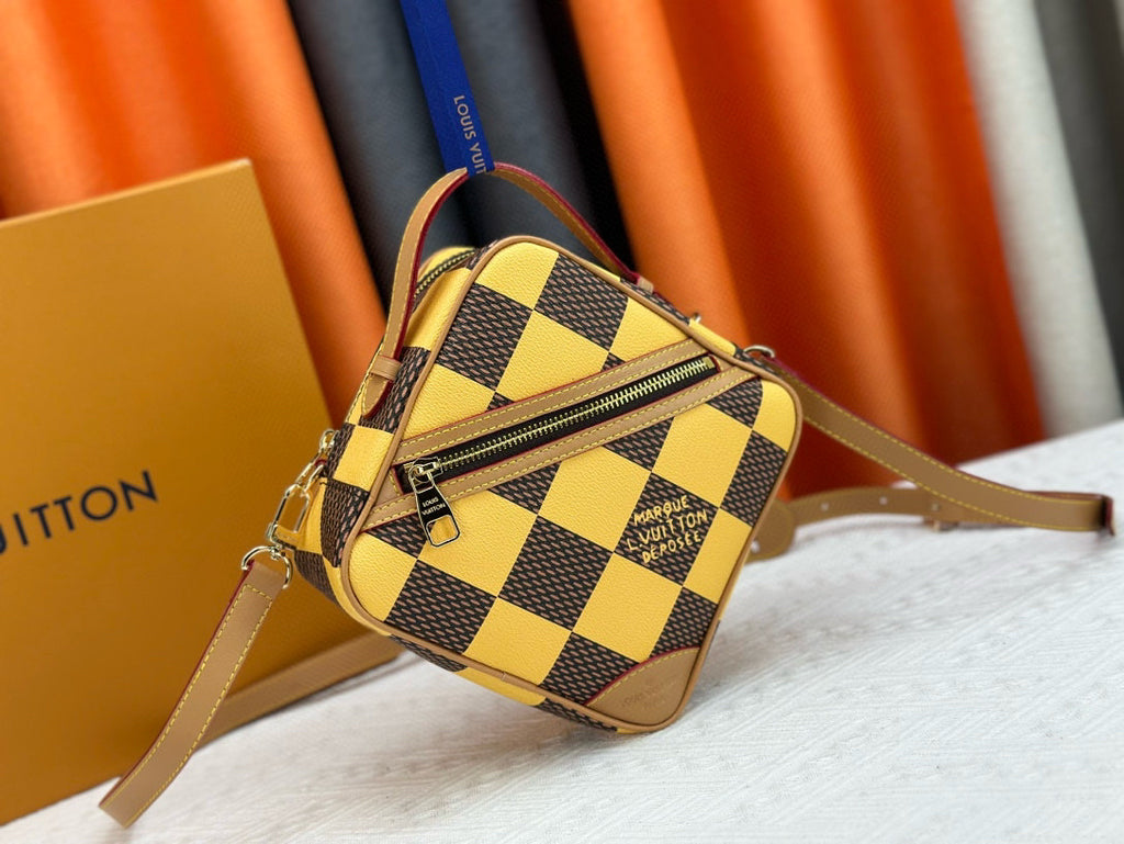 LV MESSENGER BAG