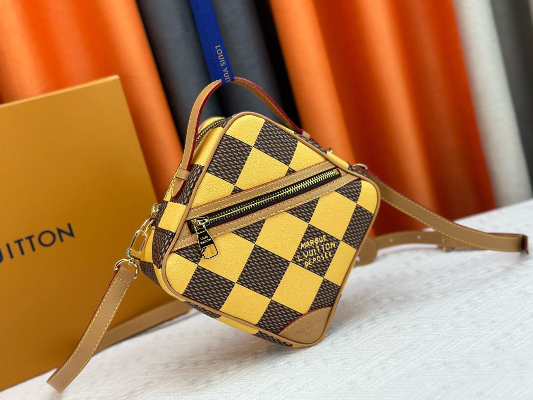 LV MESSENGER BAG