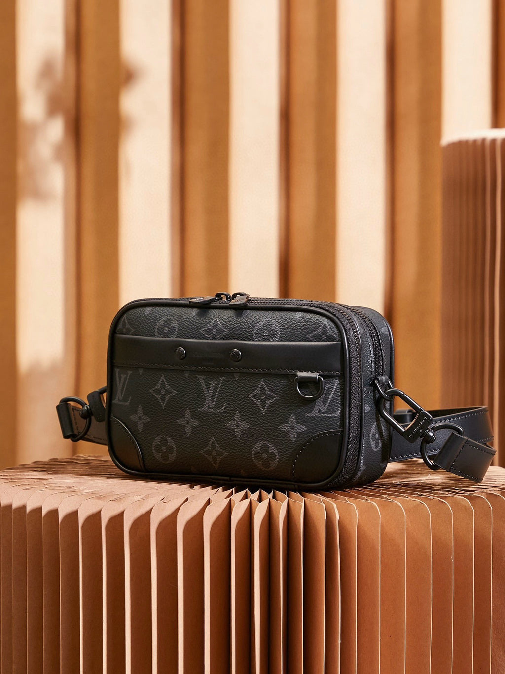 LV MESSENGER BAG