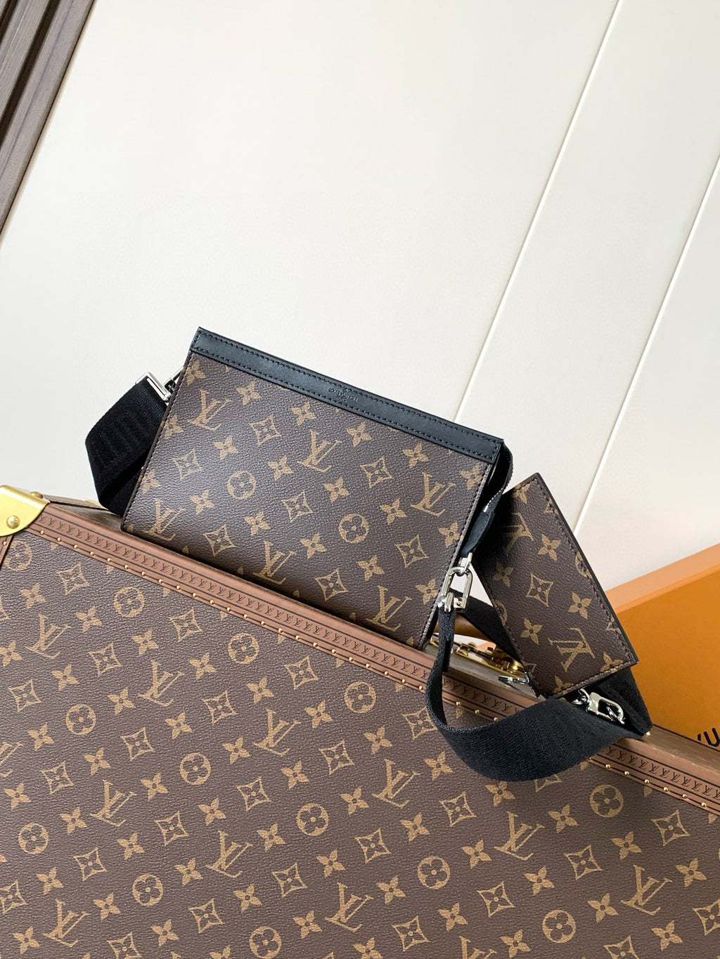 LV MESSENGER BAG