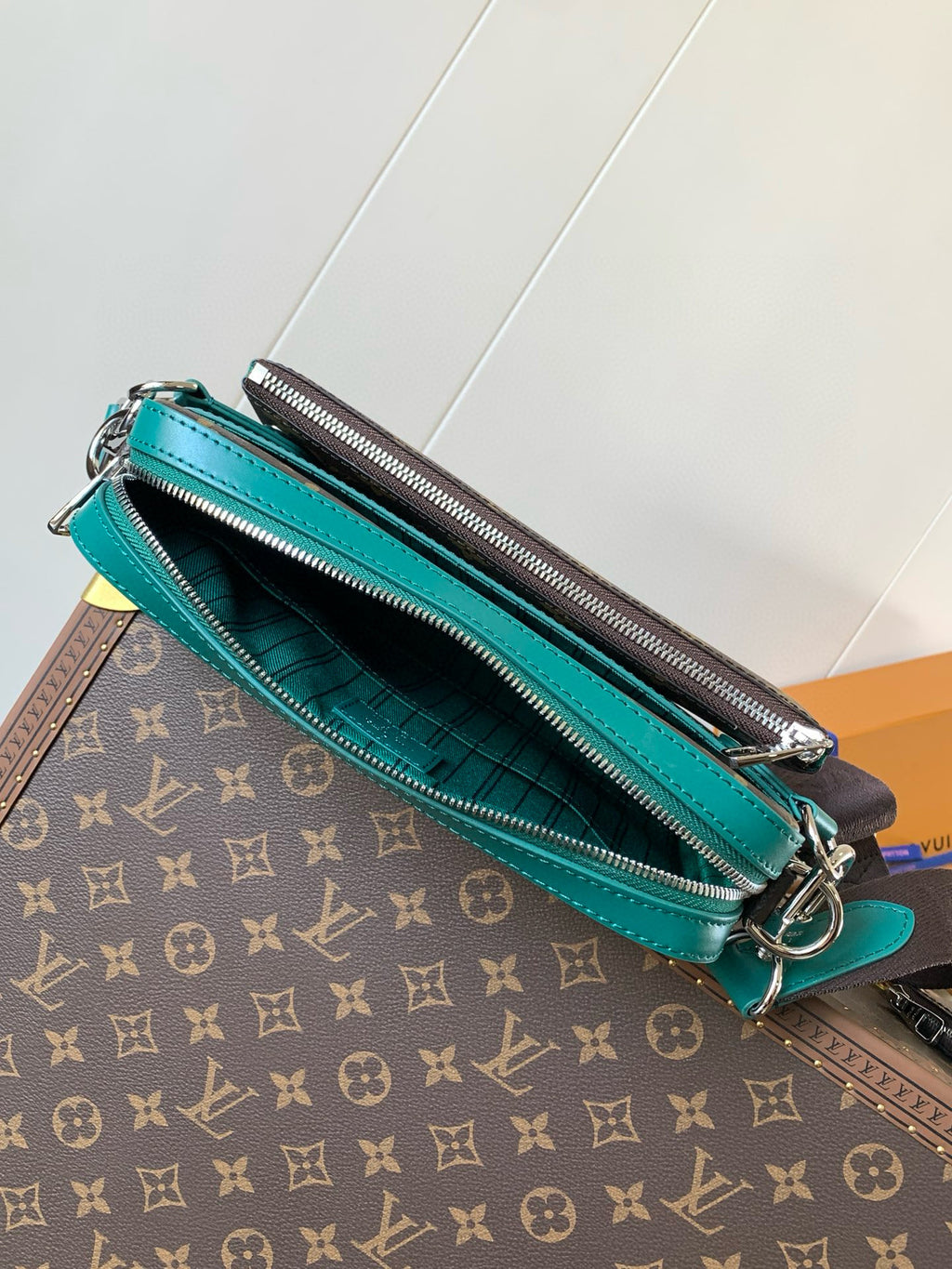 LV MESSENGER BAG