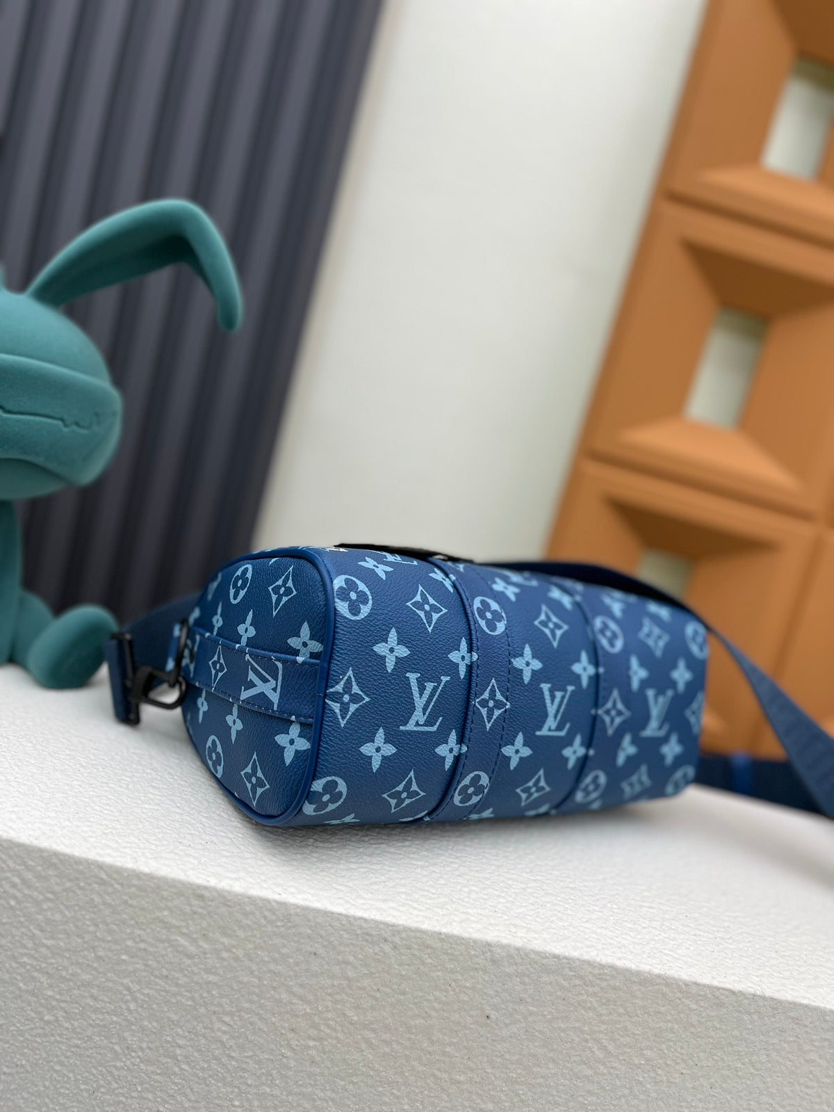 LV MESSENGER BAG