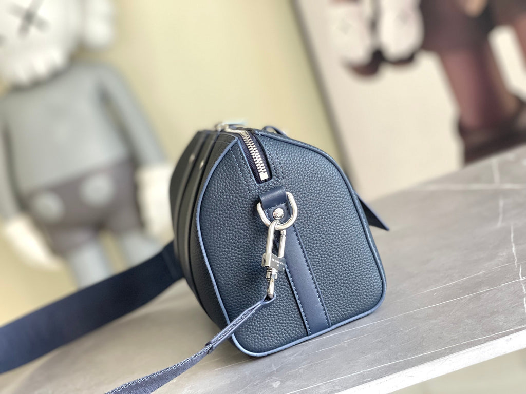 LV MESSENGER BAG