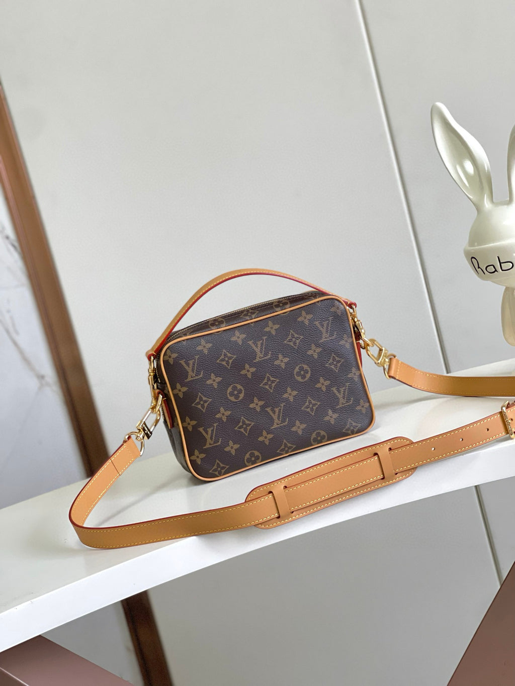 LV MESSENGER BAG