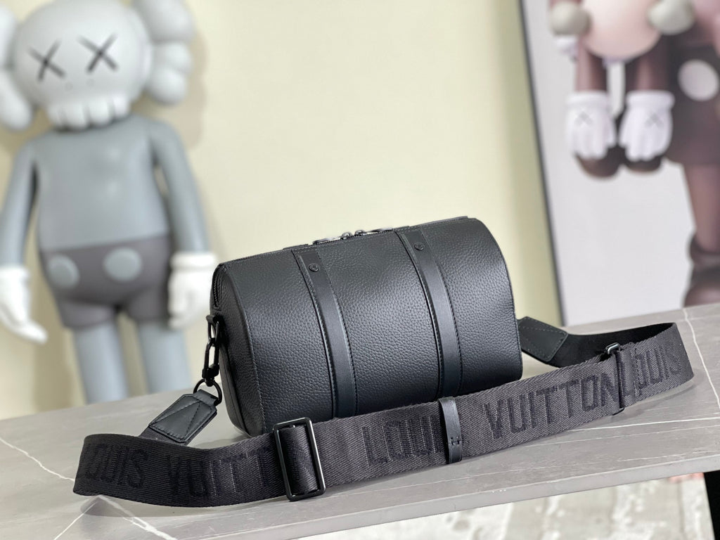 LV MESSENGER BAG