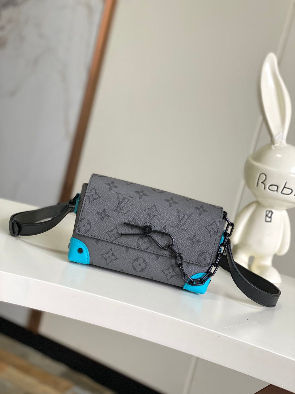 LV MESSENGER BAG