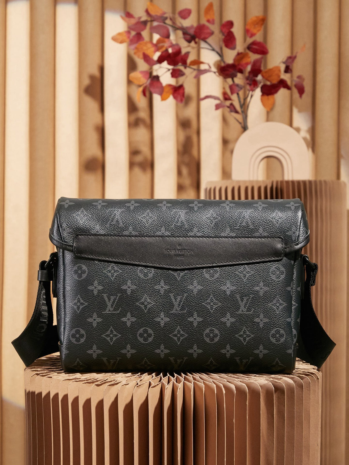 LV MESSENGER BAG