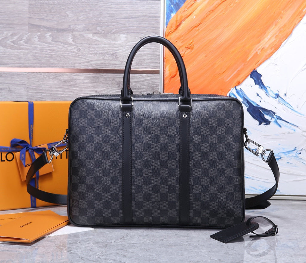 LV MESSENGER BAG