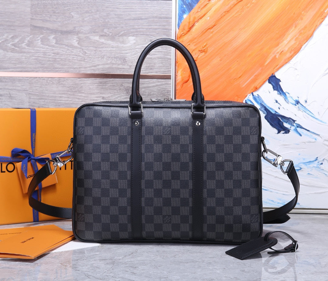 LV MESSENGER BAG
