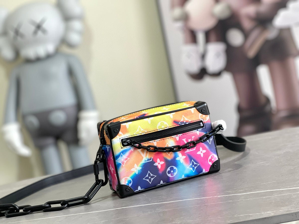 LV MESSENGER BAG