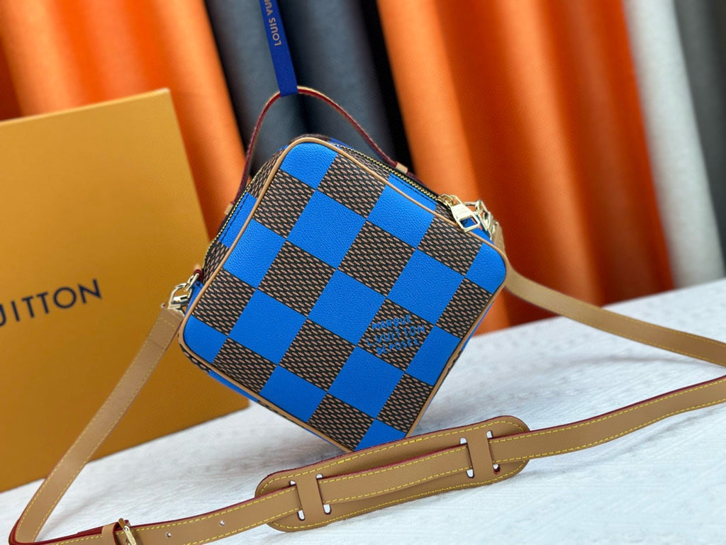 LV MESSENGER BAG