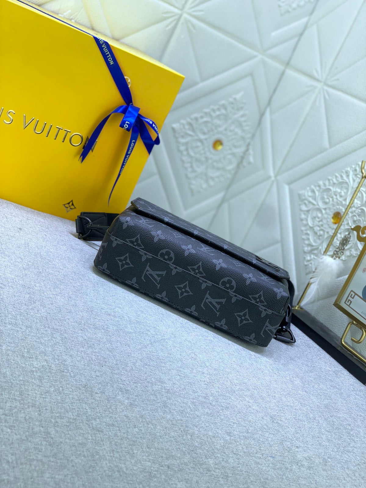 LV MESSENGER BAG