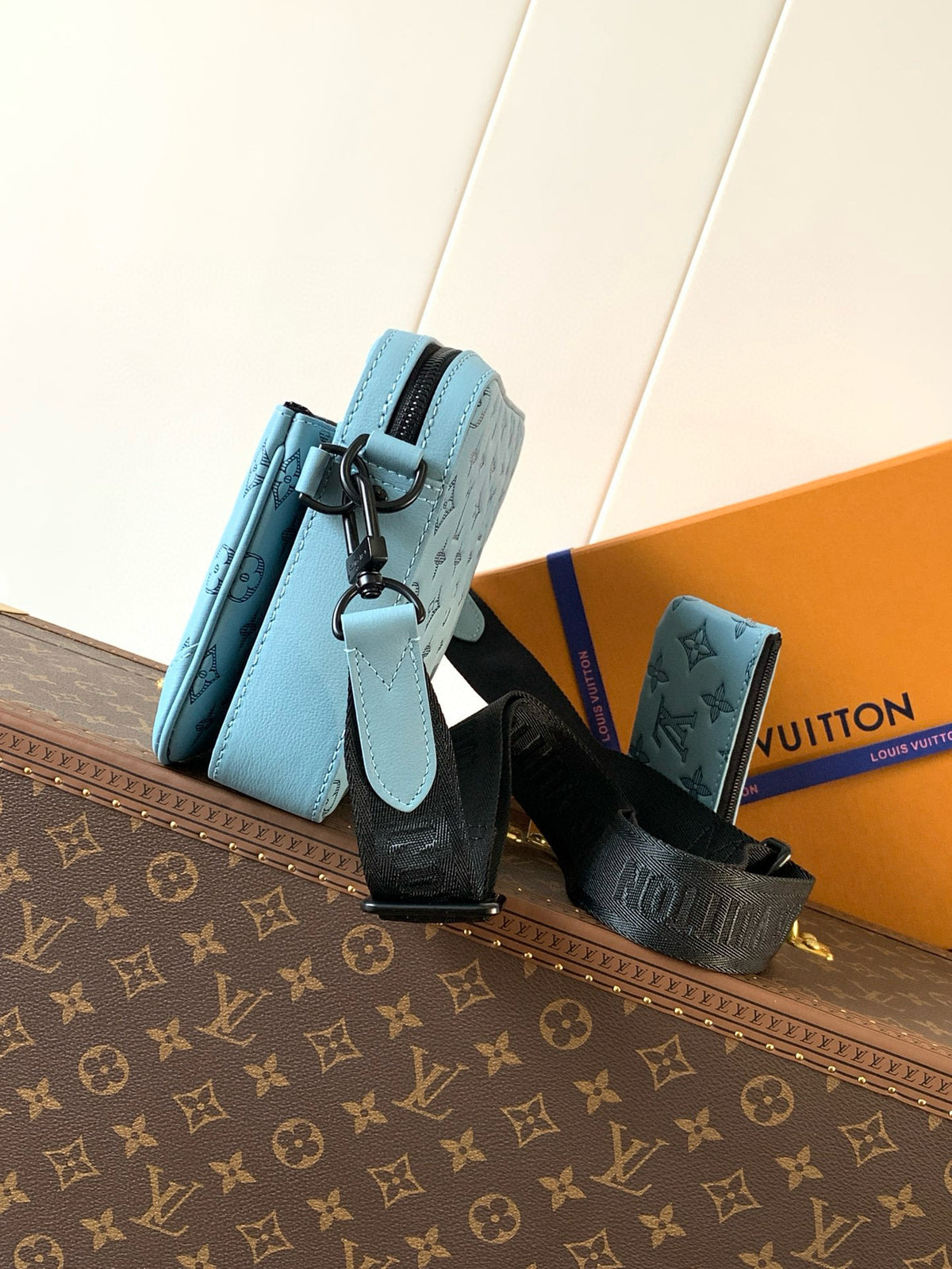LV MESSENGER BAG