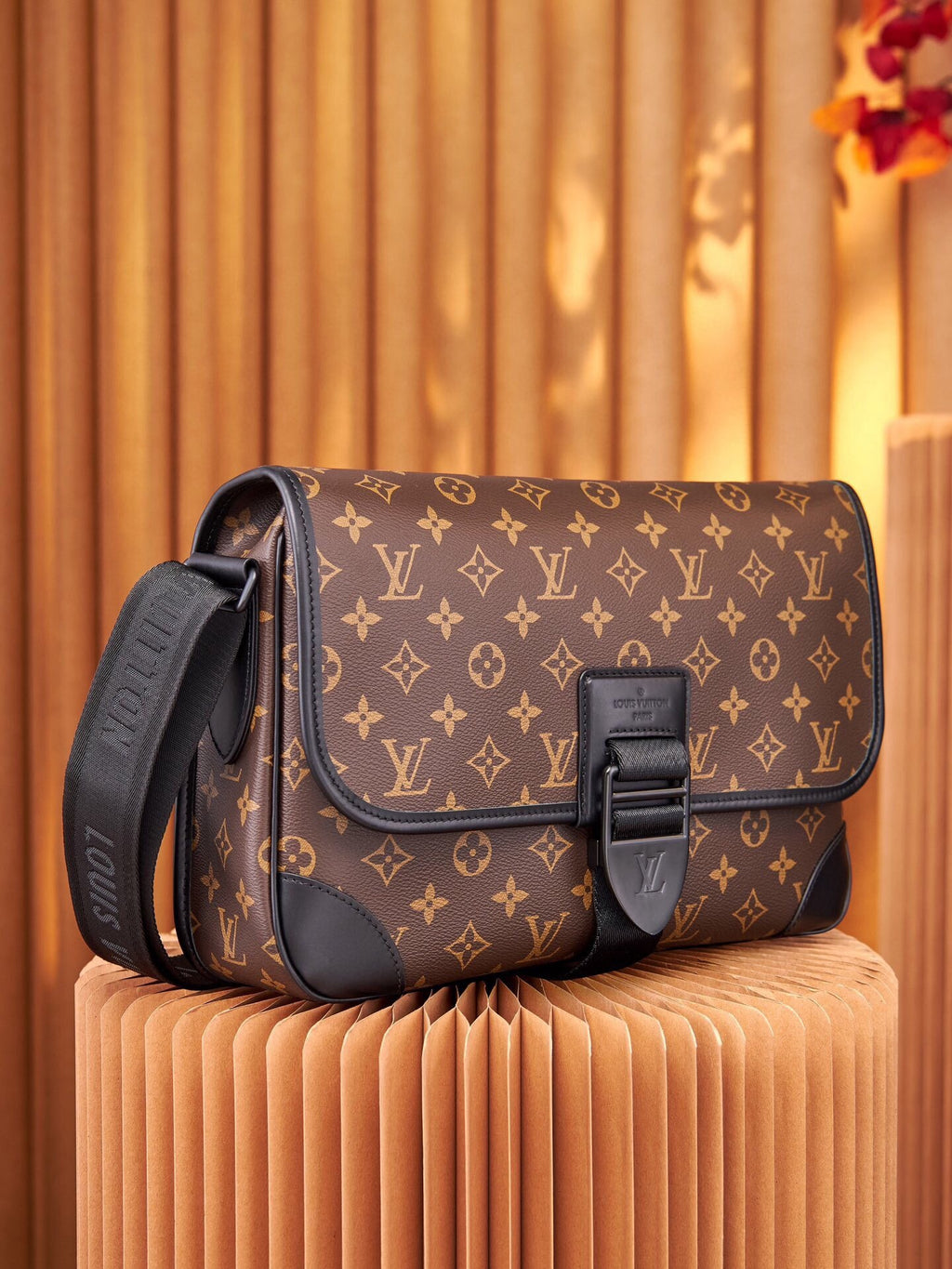 LV MESSENGER BAG