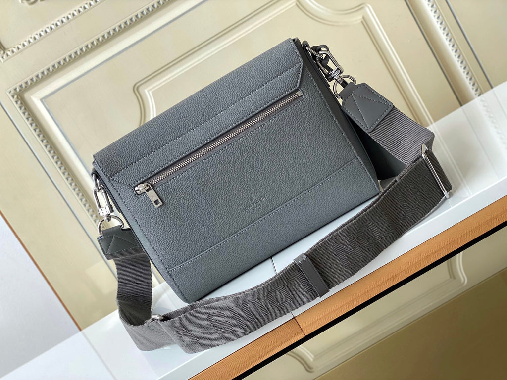 LV MESSENGER BAG