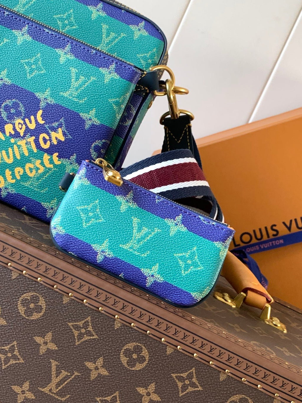 LV MESSENGER BAG