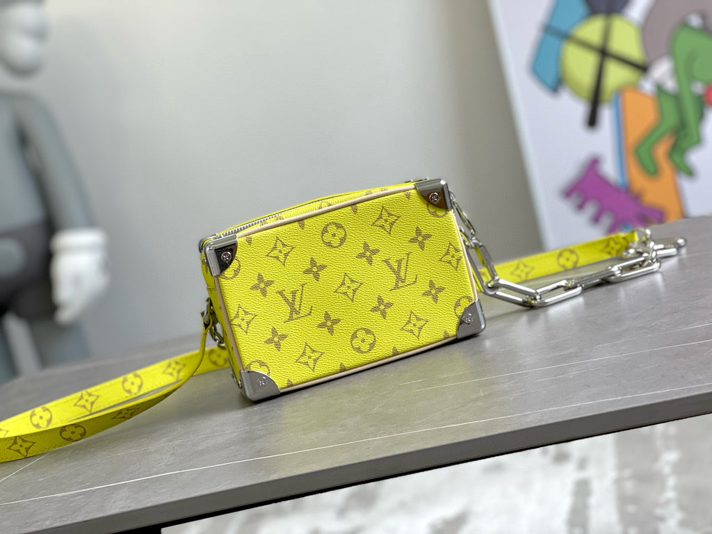 LV MESSENGER BAG