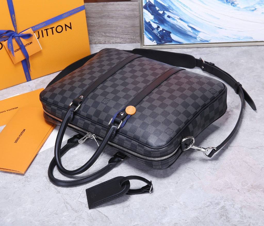 LV MESSENGER BAG
