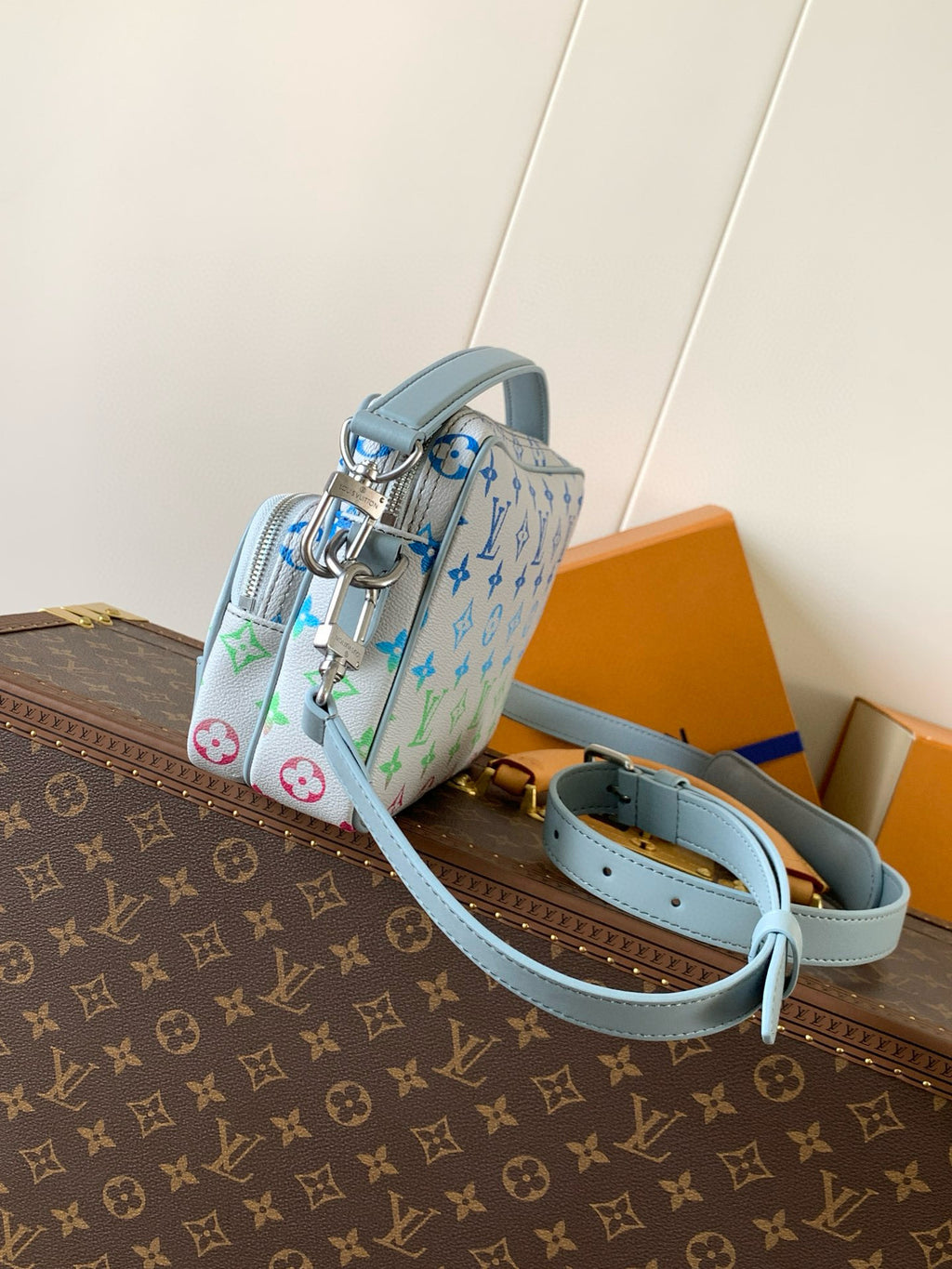 LV MESSENGER BAG