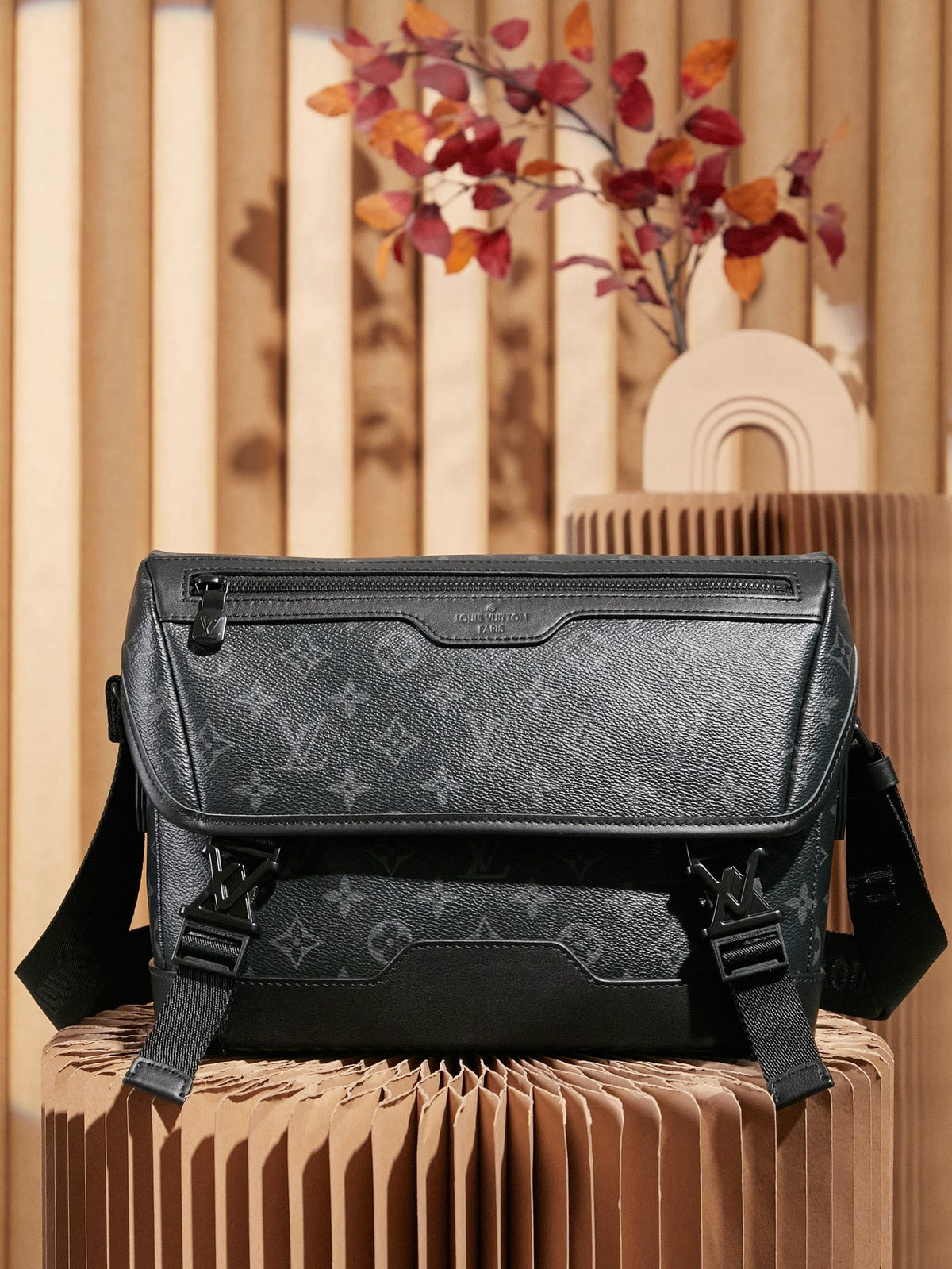 LV MESSENGER BAG