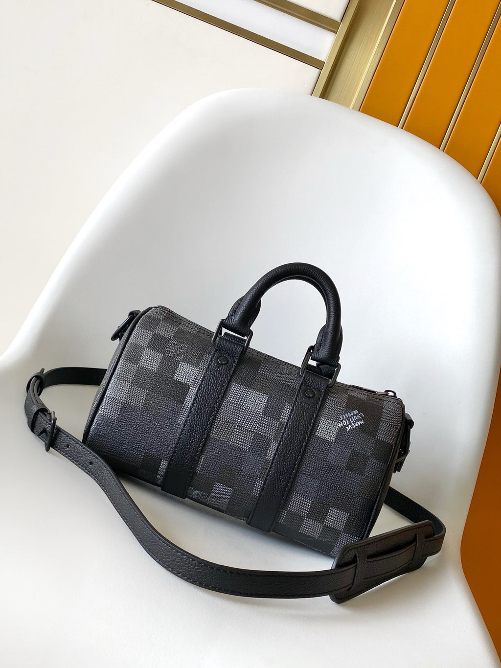 LV MESSENGER BAG