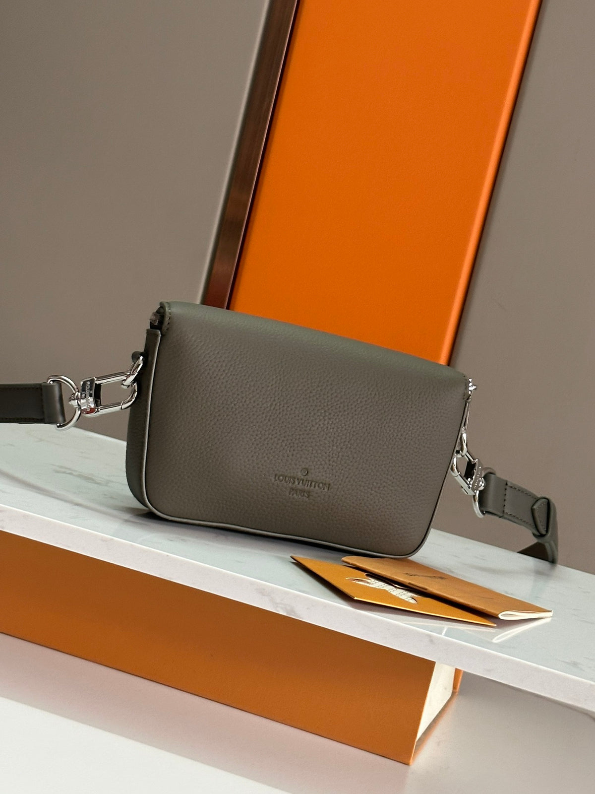 LV MESSENGER BAG