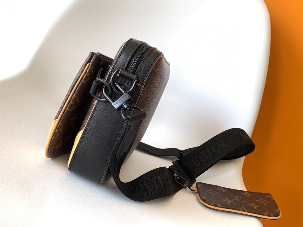 LV MESSENGER BAG