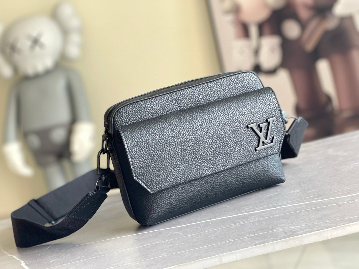 LV MESSENGER BAG