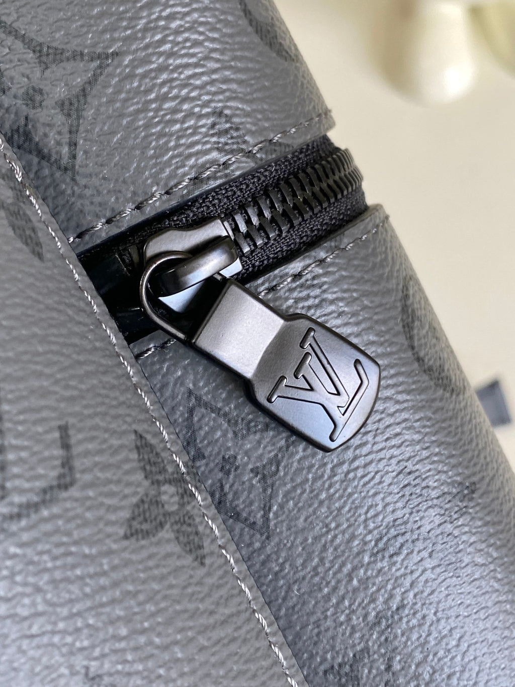 LV MESSENGER BAG