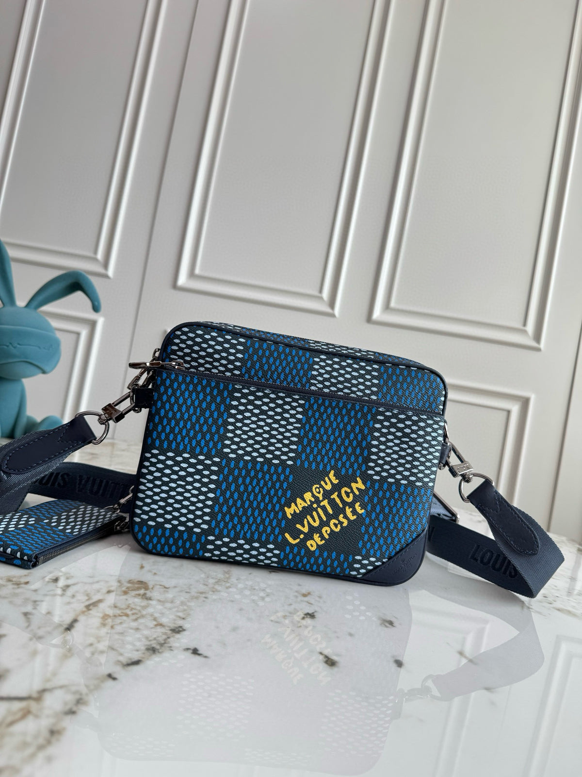 LV MESSENGER BAG