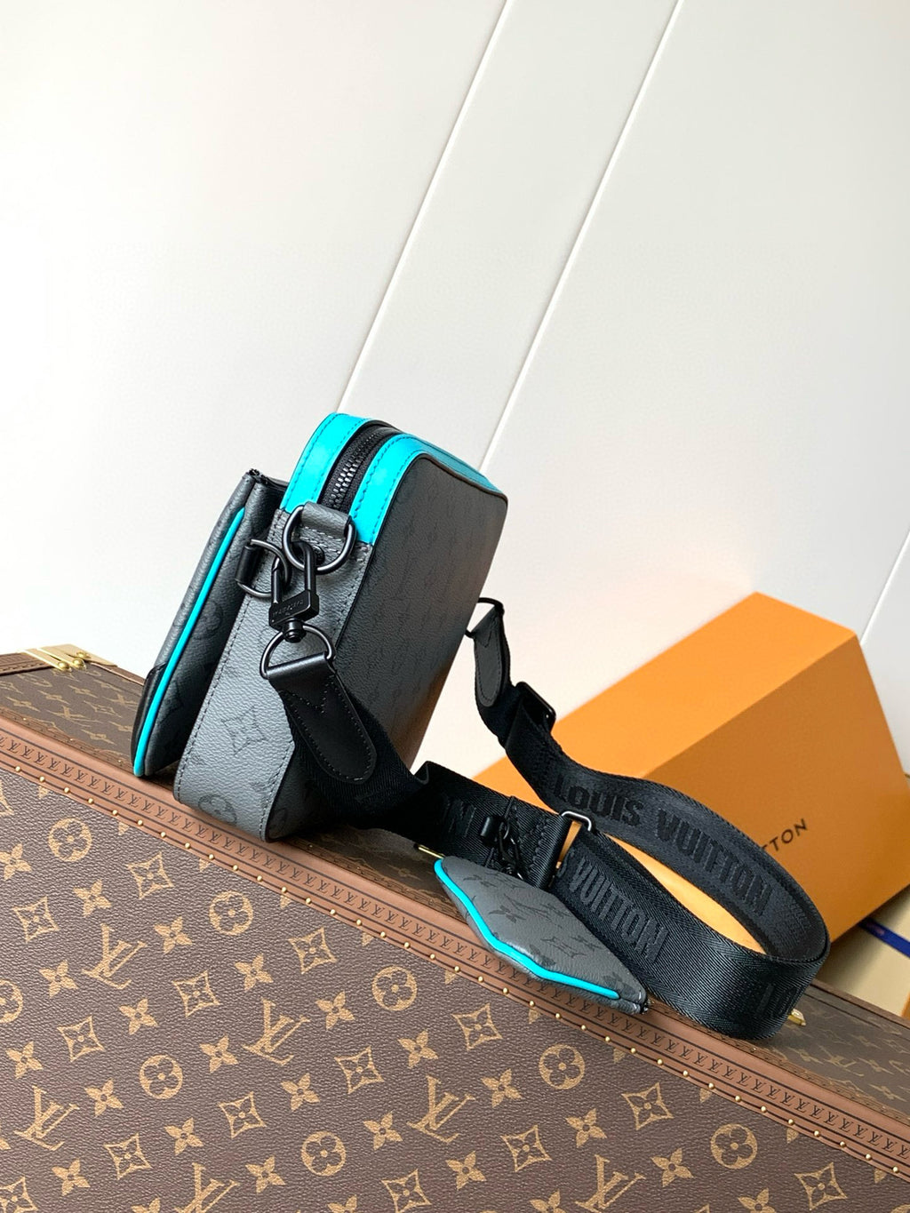 LV MESSENGER BAG