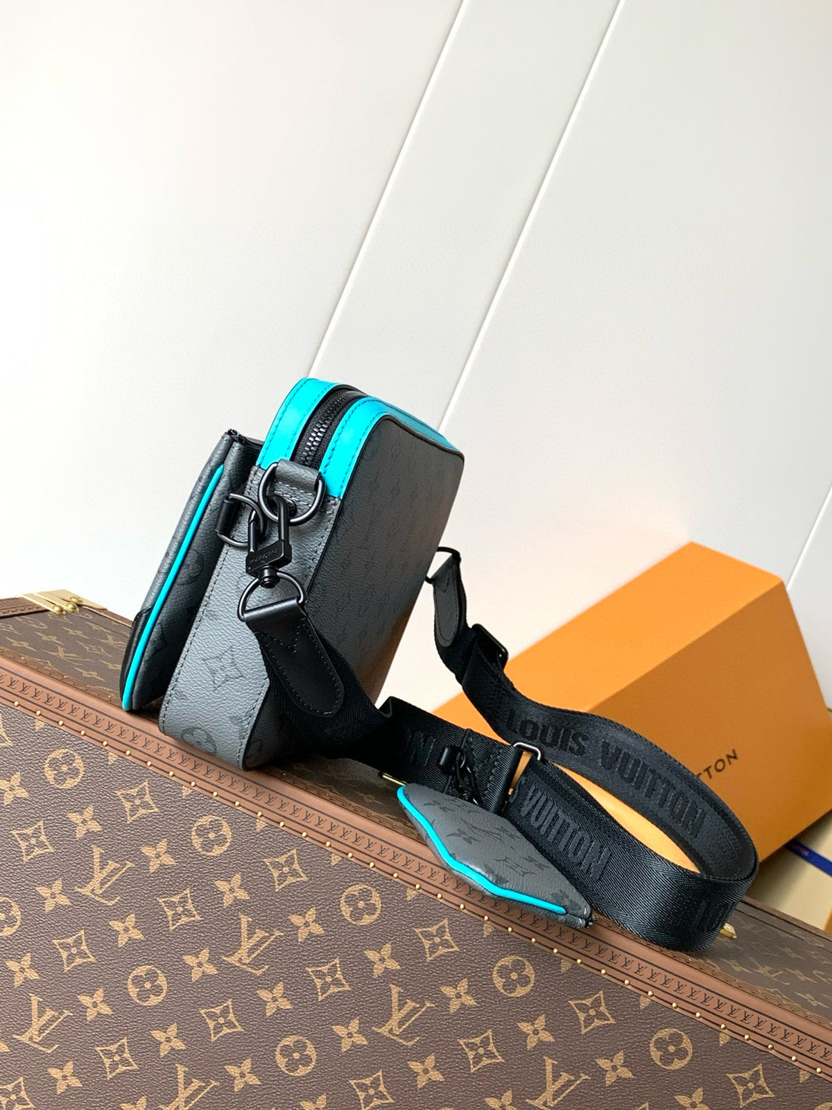 LV MESSENGER BAG