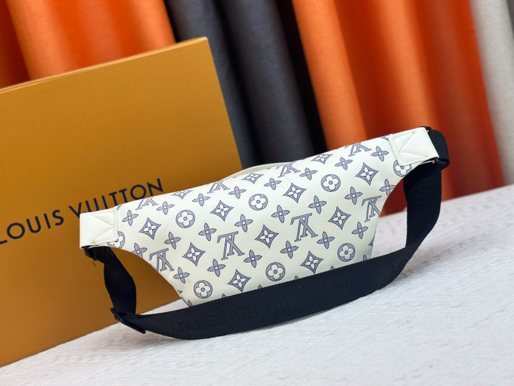 LV MESSENGER BAG