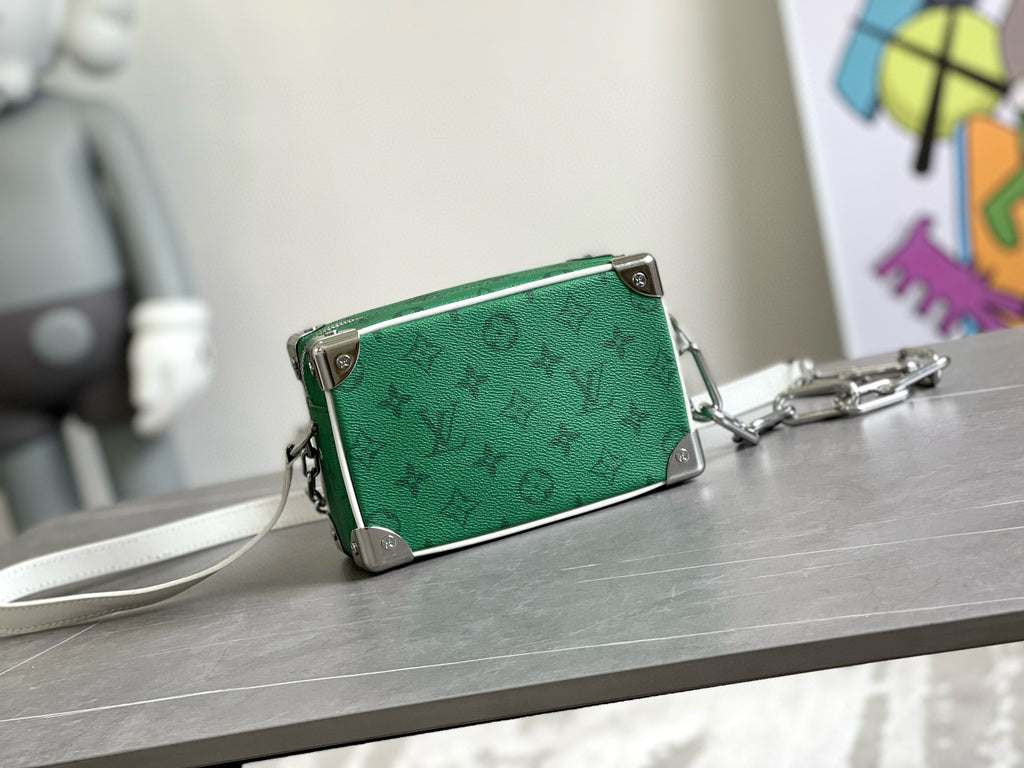 LV MESSENGER BAG